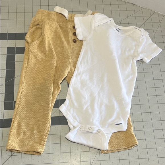 Gerber White and Tan Kids Matching Set - Picture 1 of 6